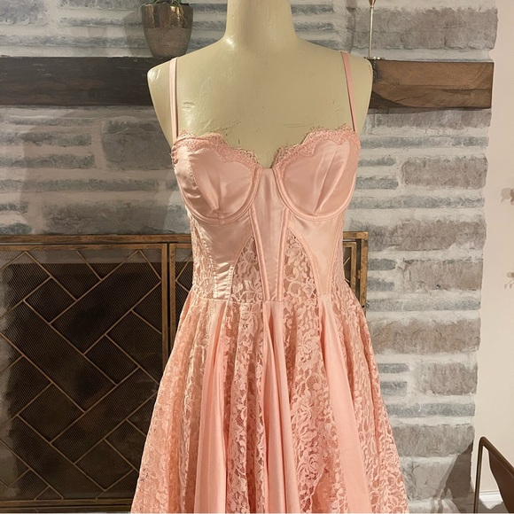 Silky and lace pink corset dress by Guess size 4 - Picture 2 of 5
